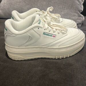 Platform Reebok women’s tennis slightly used color off white